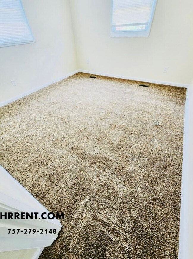Building Photo - Amazing 6 Bedroom 3 Bathroom Two Story Hom...