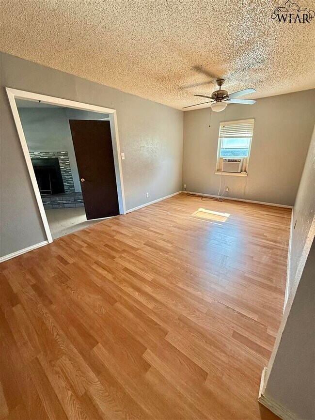 Building Photo - 1405 Tanbark Rd