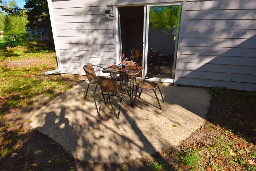 Building Photo - 815 N Twyckenham Dr