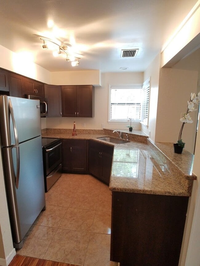 Building Photo - Beautiful Remodeled 1/1 Condo x Rent @ Winter Park in front of Full Sail.
