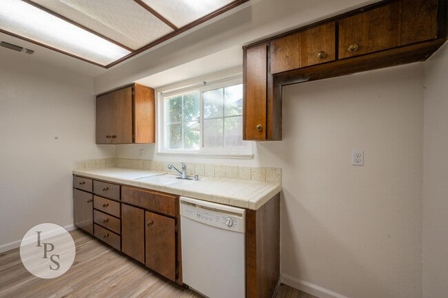Building Photo - Kerman Westside Large 3 Bedroom Home, Bran...