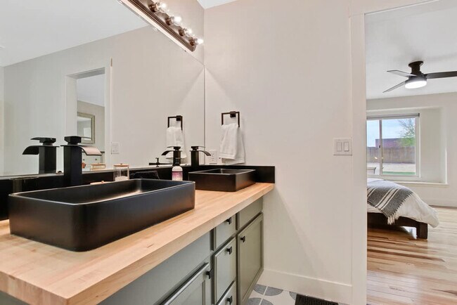 Building Photo - 4243 E Driftwood Dr