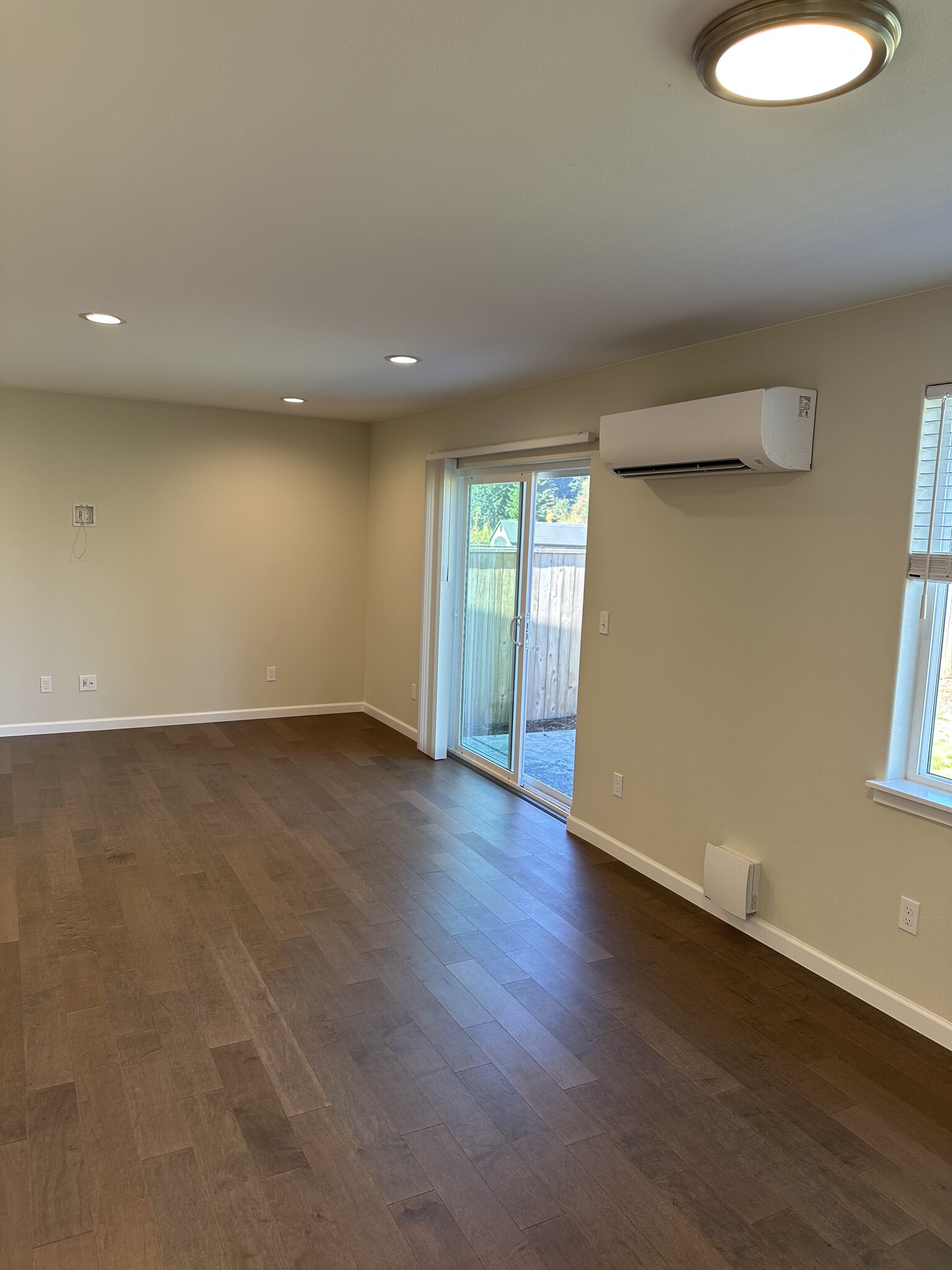 Living area - 6704 Summerset Dr SE