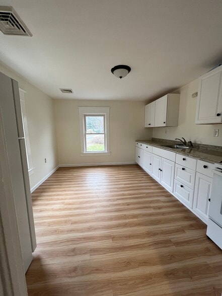 Building Photo - 421 NY-146