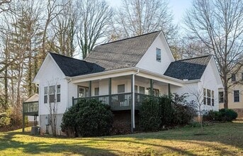 Building Photo - 477 Probart St