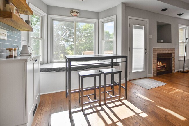 Building Photo - Pet Friendly Three Bedroom with Bonus!