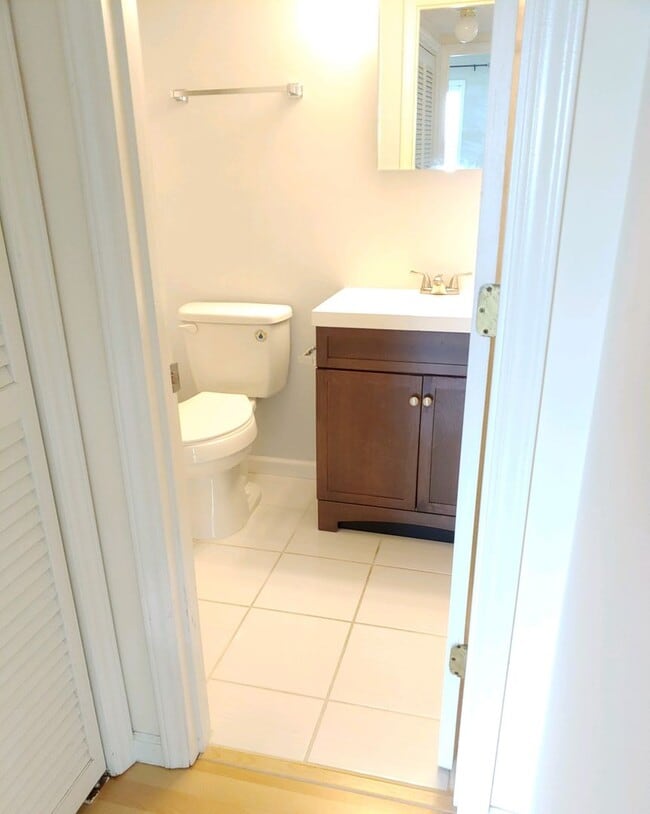 Building Photo - 3 Bedroom 2 Bath Condo