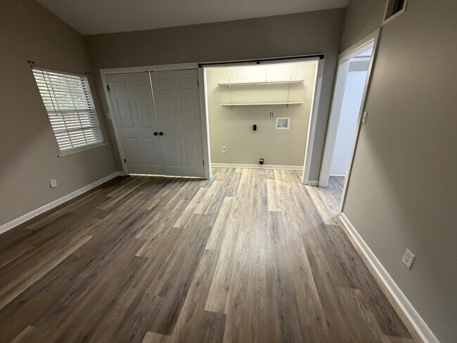 Building Photo - 657 Thomas Ave