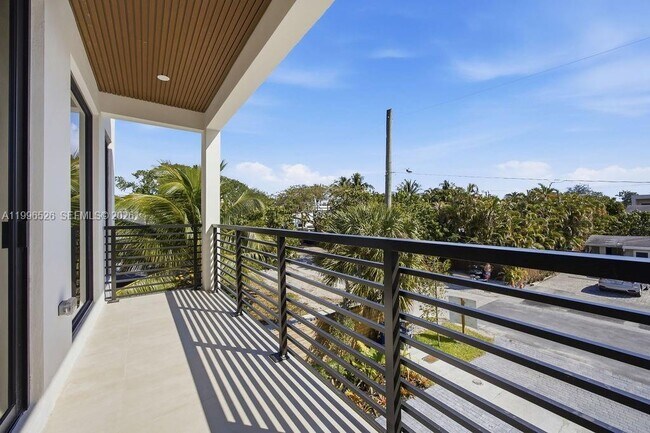 Building Photo - 1337 NE 13th Ave