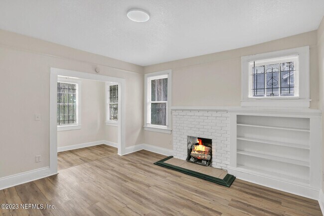 Building Photo - 525 W 18th St