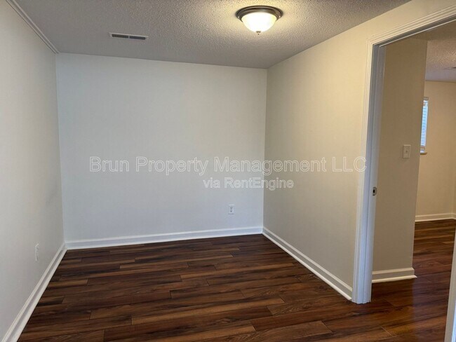 Building Photo - 11105 Lake Hills Dr