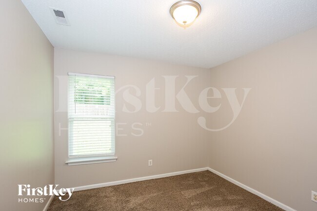 Building Photo - 109 W Bank Dr