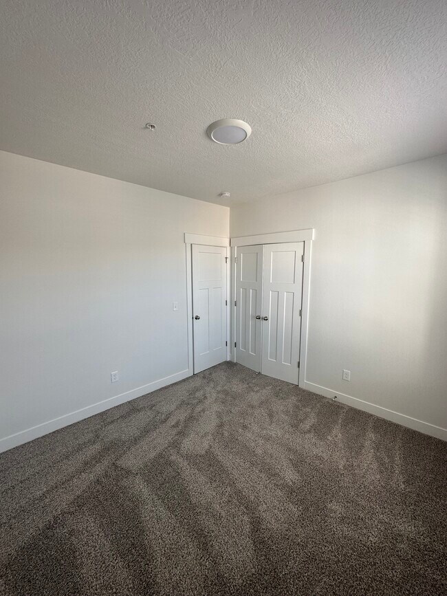 Building Photo - 947 W Coral Charm Way