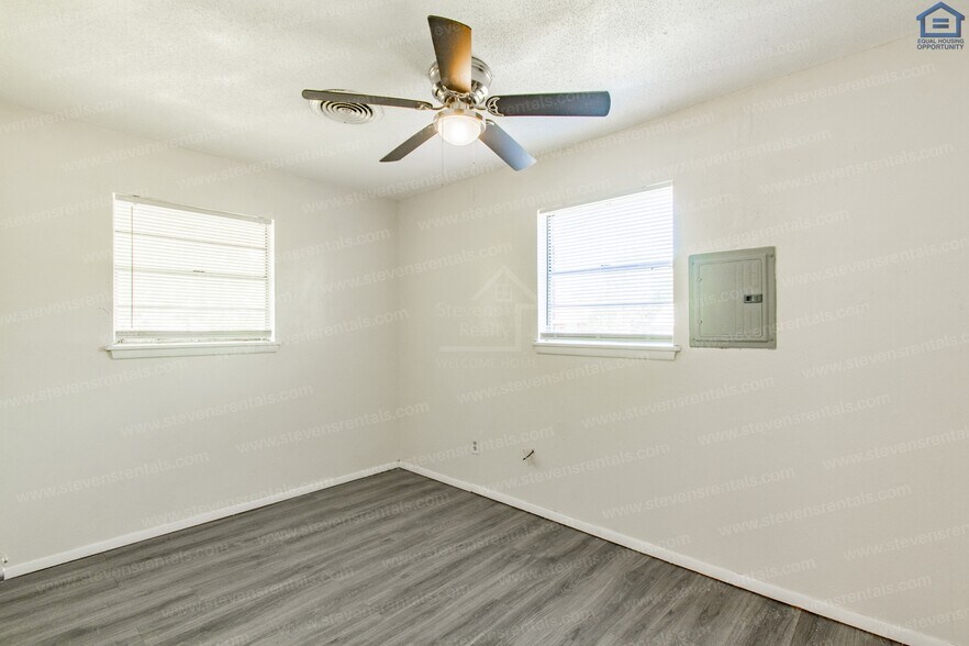 Building Photo - 717 SW Ranch Oak Blvd