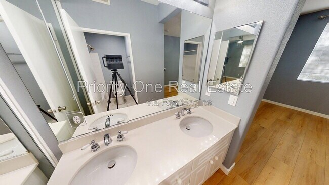 Building Photo - 10766 Sabre Hill Dr