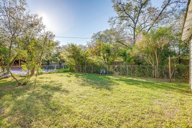 Building Photo - One Side of Great Duplex Near TCU- 1 Bed, ...