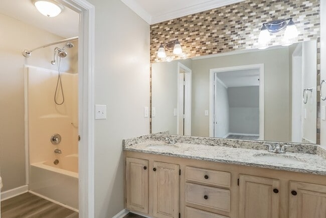 Building Photo - 132 Red Oak Ln