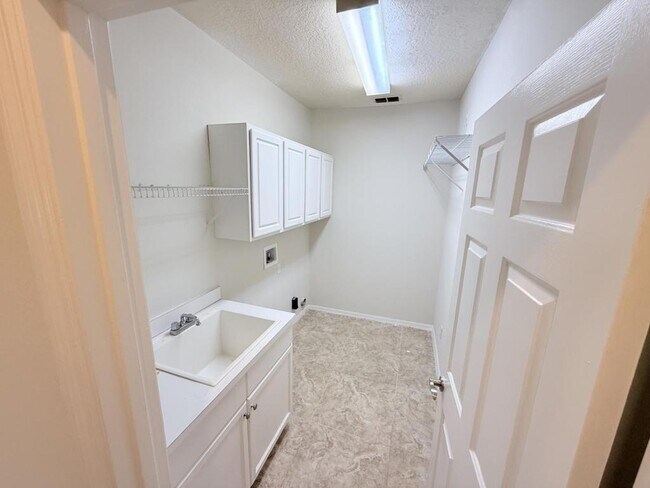 Building Photo - 8055 Glitter Ct