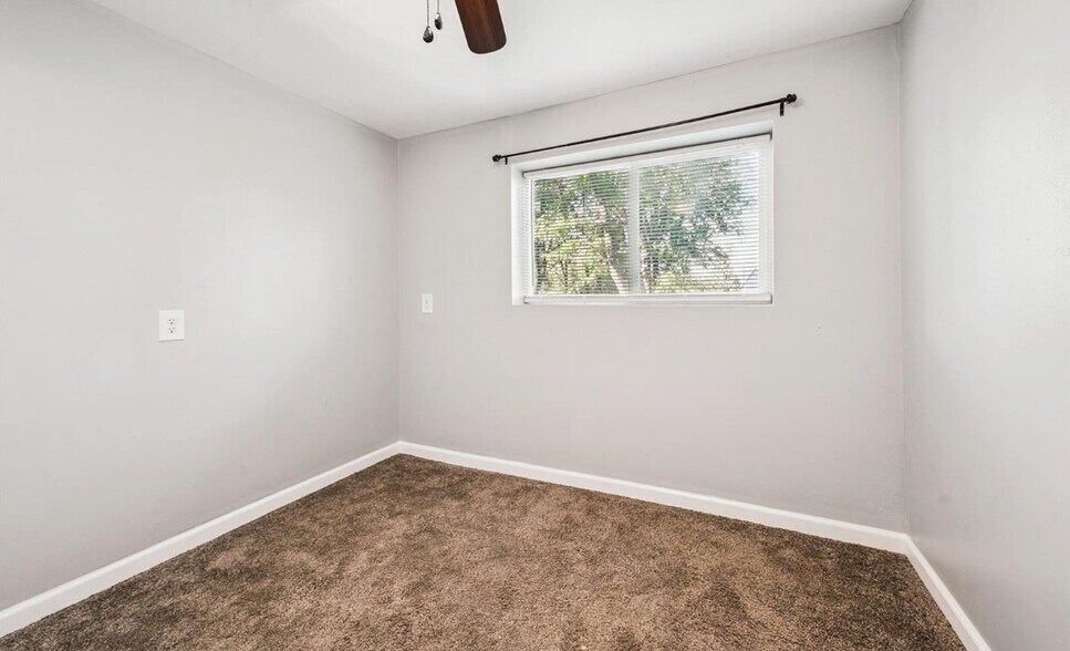 Building Photo - 216 Chaucer Ct