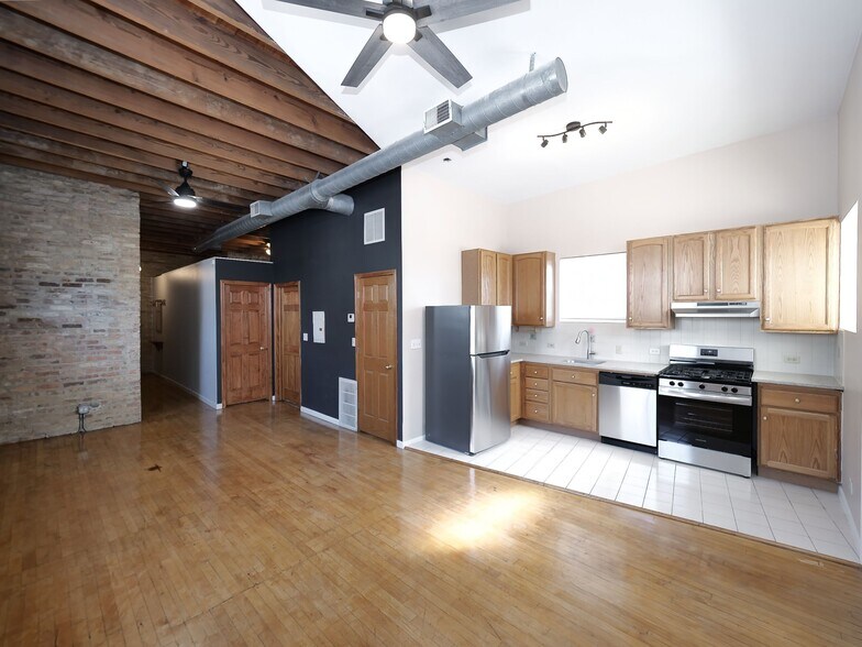 Building Photo - 2849 W Belmont Ave