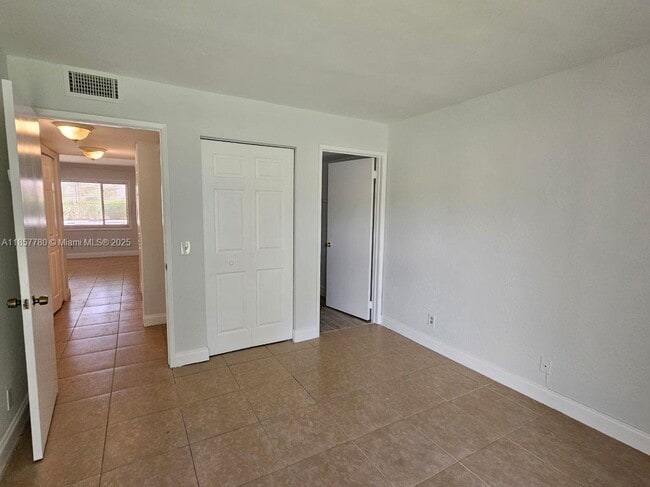 Building Photo - 605 Meadows Cir