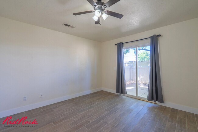 Building Photo - Small Dog Friendly! 3 Bedroom Single-Level...