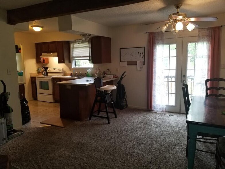 Building Photo - 6601 NW 70th St