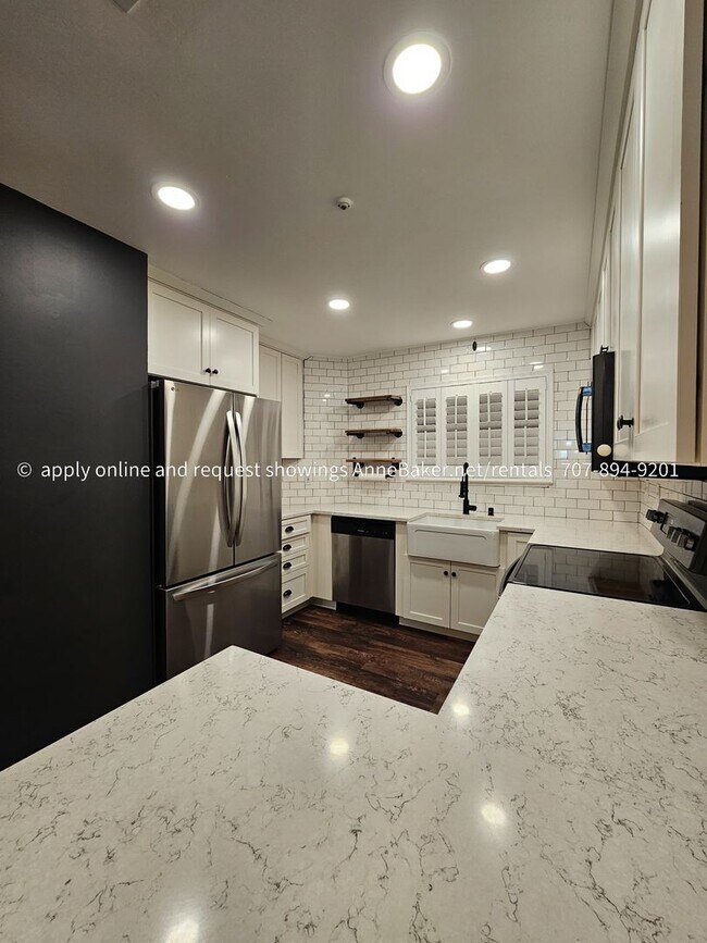 Building Photo - Exquisitely Updated Condo - Must See