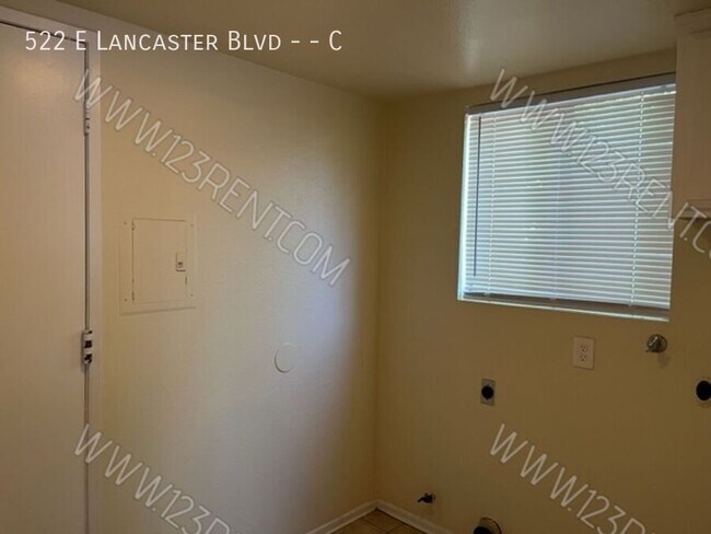 Building Photo - 522 E Lancaster Blvd