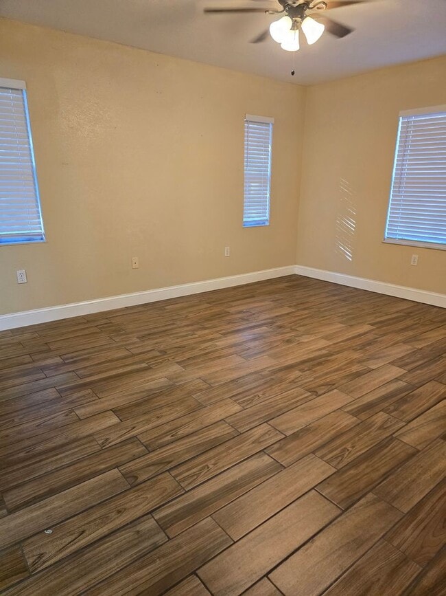 Building Photo - Gorgeous 3/2/1 on Large Property