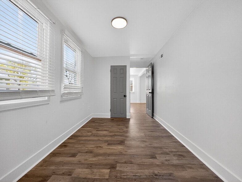 Building Photo - 13 Blinker Ct