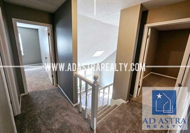 Building Photo - Very Nice 3 Bedroom 2 Bath Duplex in Overland Park-Available in JUNE!!