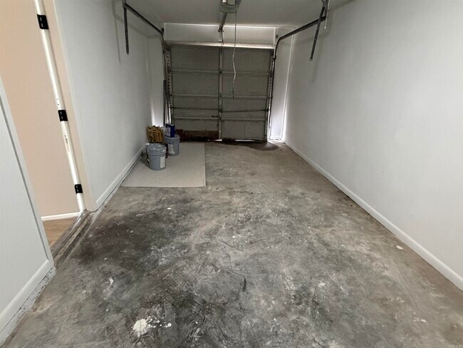 Building Photo - 10911 Vernon Dr