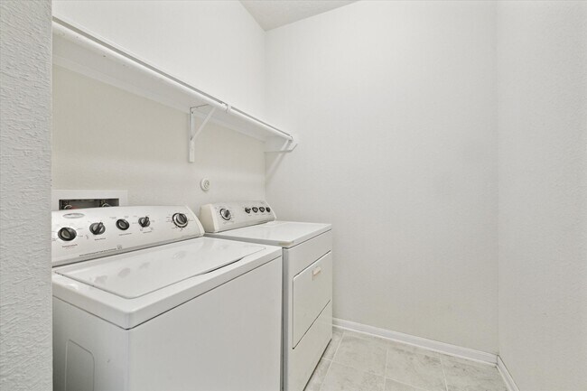 Building Photo - 1128 Clonmore Ct