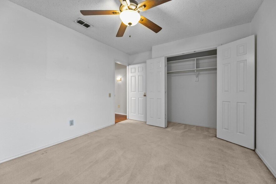 Building Photo - Stylish Fort Worth Home Near Chisholm Trail!