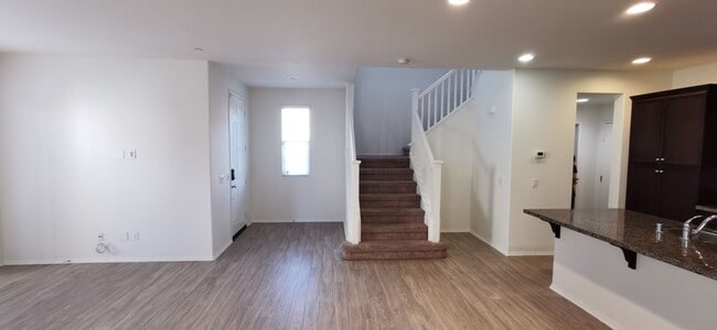 Building Photo - Beautiful large 3 bedroom home in Eastvale!