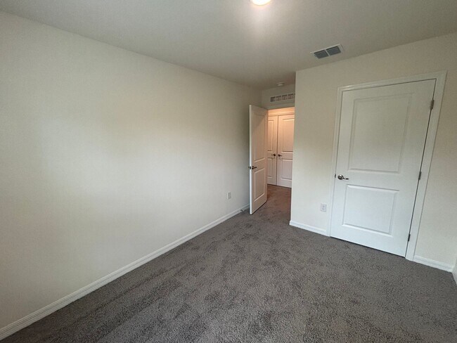 Building Photo - Amazing Location! Town House with Garage I...
