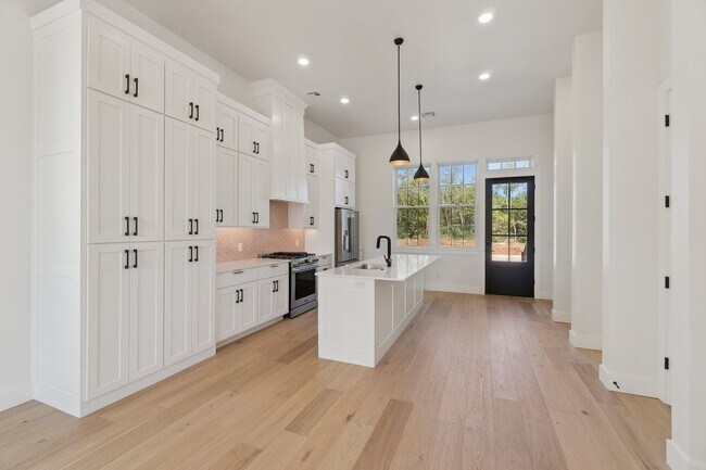 Building Photo - Townhome 2 bed 2.5 bath "The Mid-Mod" in the Heart of Selah
