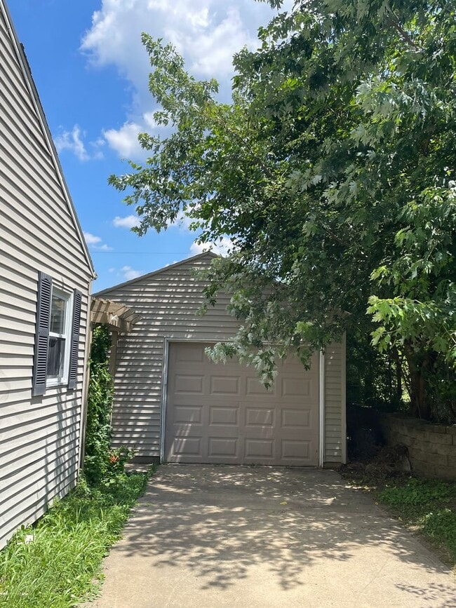 Building Photo - House for rent in Kettering City School Di...