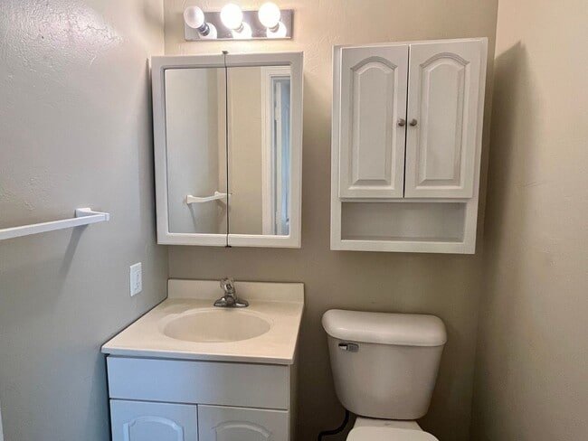 Building Photo - Charming 3 Bed 1.5 Bath!