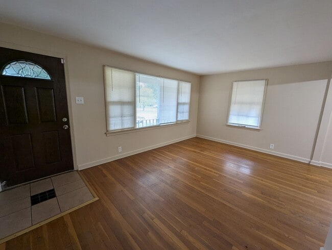 Building Photo - Sweet on Ashford: Sunny Spaces & Classic Charm!