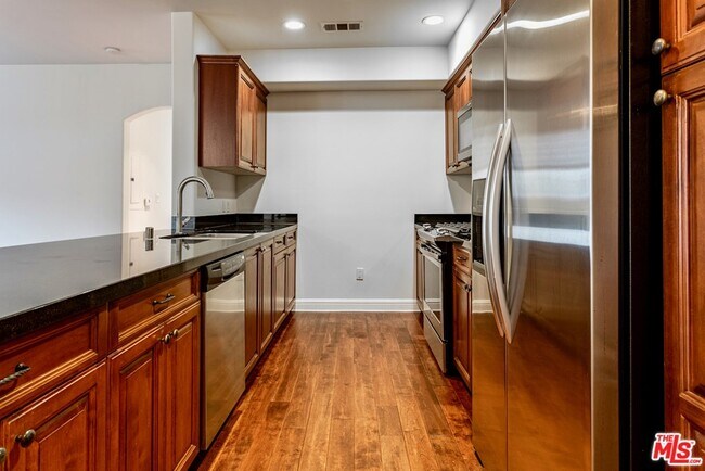 Building Photo - 5037 Rosewood Ave