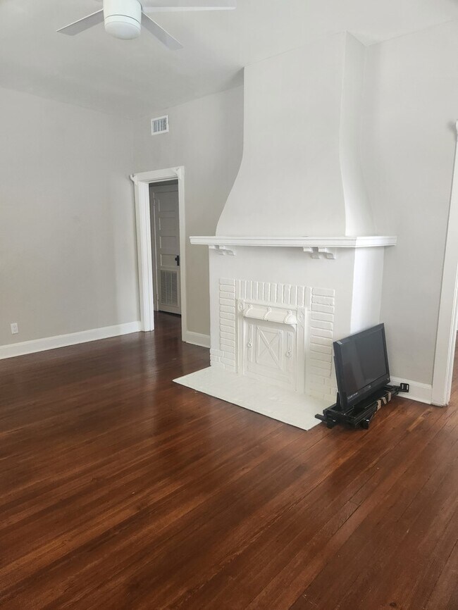 Building Photo - Newly updated 3/1.5 San Marco