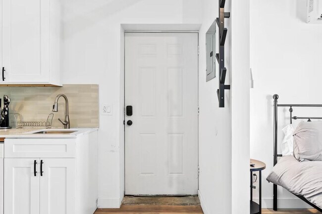 Building Photo - 906 Villa Ave