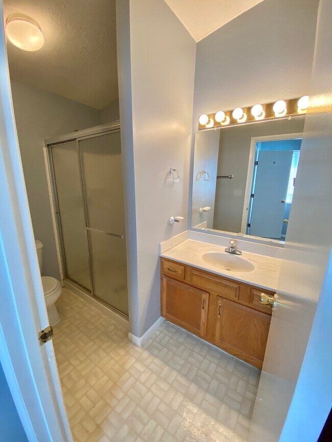 Building Photo - 27 Rio Grande Cir