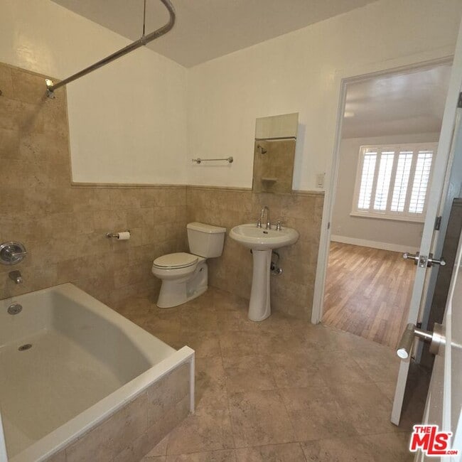 Building Photo - 418 S Roxbury Dr