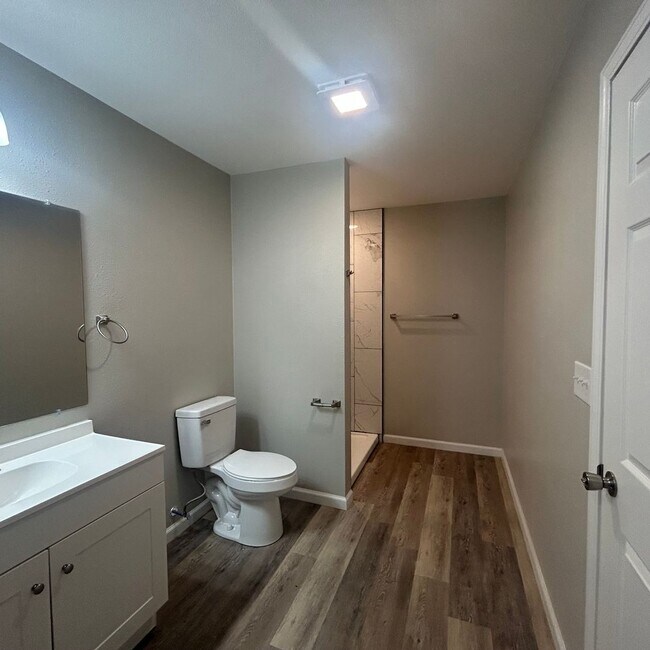 Building Photo - Welcome home to this beautifully designed 3-bedroom, 2 bath half duplex