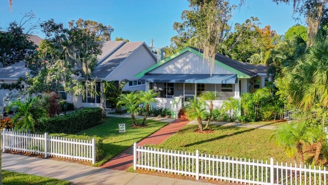 Building Photo - Charming two bedroom two bathroom cottage in North St. Petersburg Fully Updated.