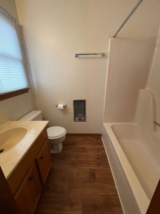 Building Photo - Adorable 1 bedroom 1 bath apartment . Loca...