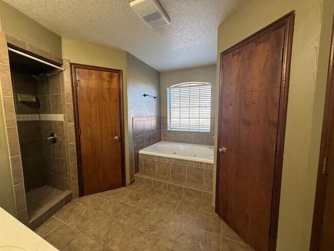 Building Photo - 18509 Chestnut Oak Dr